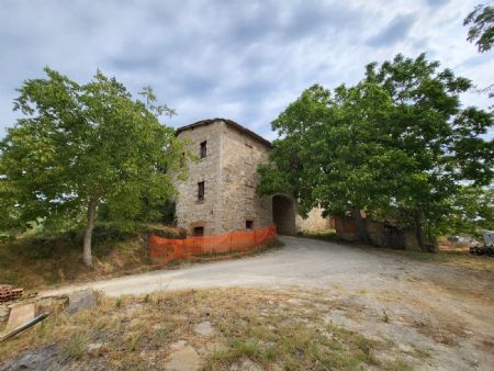 For Sale Farmhouse and Countryhouse CHIANTI. Property to be restored for sale, comprising a semi-detached house spreading over two...